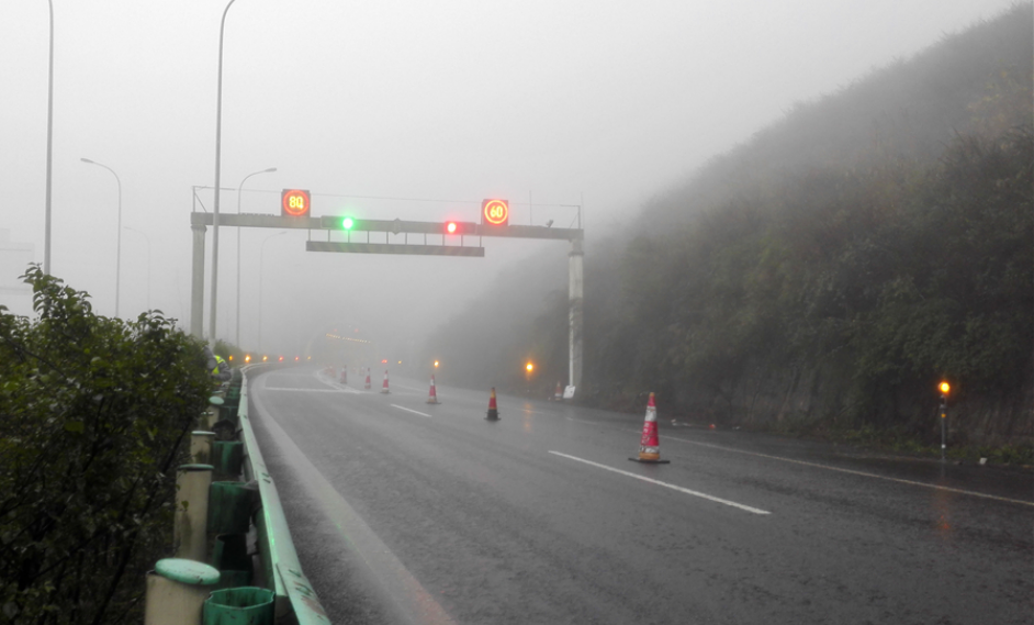 雨霧天行車(chē)注意事項(xiàng)