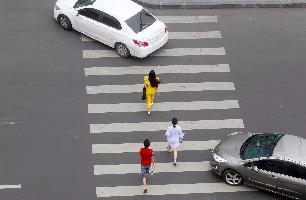 機(jī)動(dòng)車過斑馬線