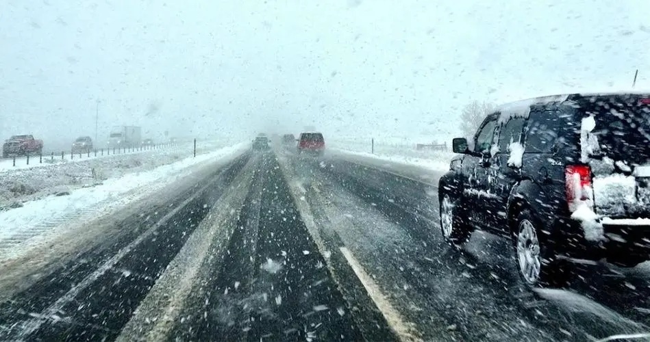 暴雪天開車出門