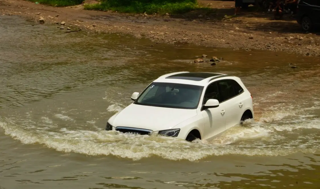 汽車泡水