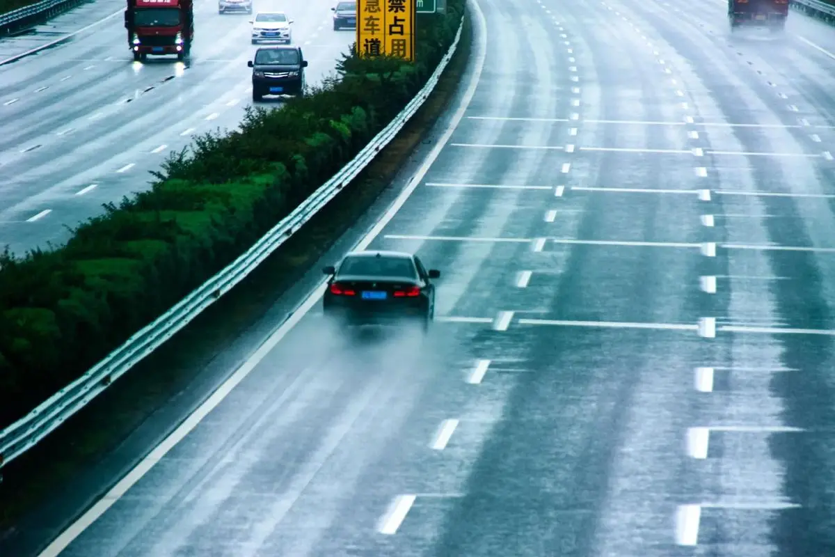 雨天跑高速